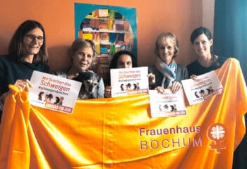 Das Frauenhaus-Team: Eva, Ulla mit Frauenhaus-Hund Mirta, Irene, Ulrike und Maren (v. l.)